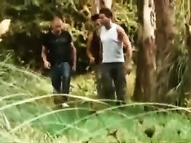 Накачанные парни занимаются сексом на травке