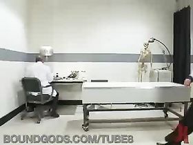 Доктор издевается над молодым мальчишкой