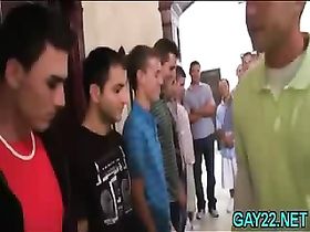 Массове издевательства над группой новичков в студентческом братстве