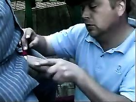 Приятный минет голубого мужика прямо на улице