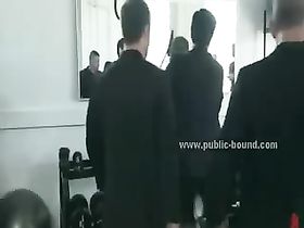 Чуваку дают в рот и имеют все подряд