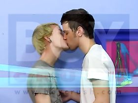 Гомики трахаются дома на диване