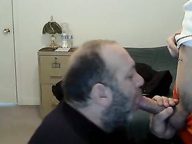 Толстяк сосет другу пенис