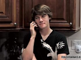 Зашедший в гости паренек трахнулся с приятелем