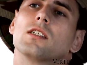 Красавчик так и норовит показать свое красивое мускулистое тело