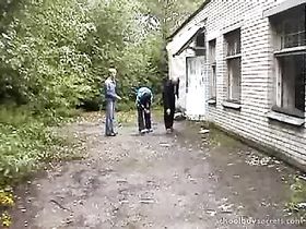 Деревенский дед сосет молодому городскому студенту