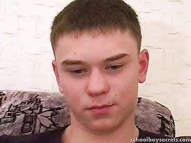 Совсем юный парень трахнулся с дедом на старом диване