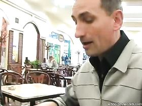 Мужик пригласил паренька трахнуться в туалете кафешки