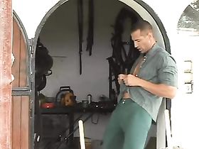 Возбужденный парень очень хочет удовлетворения, и он его получает. 