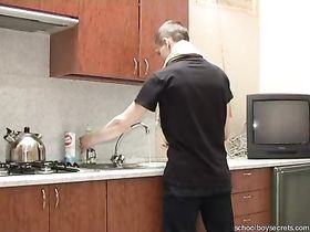 Зрелый папка и молодой сынок на кухне