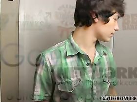 Молоденькие сосунки с большим удовольствием развлекаются у себя на квартире