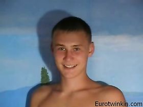 Парень позирует в плавках