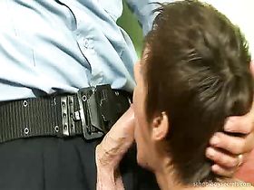 Взрослый мент наказывает хулигана