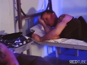 Голодный солдатик дрочит на кроватке