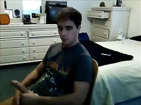 Парень позирует перед веб камерой надрачивая член