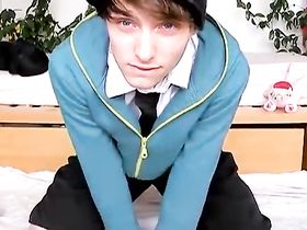 Совсем юный красавчик развлекается на камеру