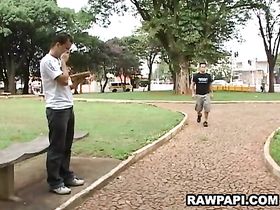 Парень-гей закадрил на улице красивого чувака и привел его к себе в баню