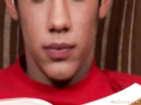 Молодой полный папик резвится с сыном дома