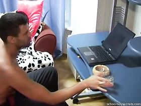 Отец с татушкой трахает сына в комнате в анал