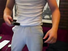 Вместо свидание накаченный парень дрочит елдак пальцами