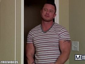 Накаченный гей спалил еблю пацанов и устроил групповуху