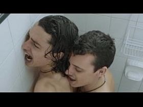 Гей совратил брата на инцест и выебал в душе, когда родители спали