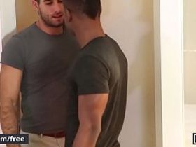 Темнокожие пацаны ебут гея в групповухе в два ствола