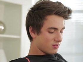 Худой парень делает глубокий минет своему другу а потом дает себя трахнуть