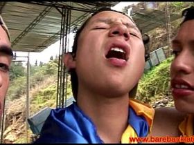 Отдыхая после тяжелой работы парни трахнули в жопу своего друга азиата