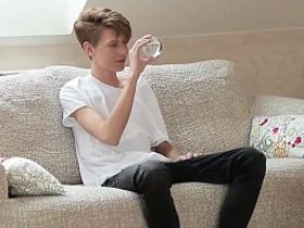 Став свидетелем оральных ласк своих друзей, парень по очереди трахнул их в очко