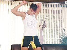 Красавчик смачно отлизал очко любовнику, перед тем как трахнуть в анал