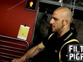 Скинхед не сняв берцы жестко трахает в жопу лысого мексиканца и сосет ему член