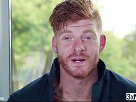 Мускулистый садовник выебал в жопу хозяина пентхауса после плавания в бассейне