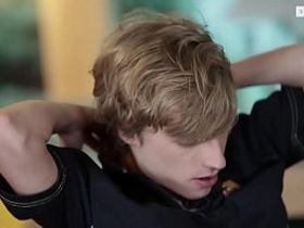 Стройный футболист трахает в жопу своего друга в баре после игры