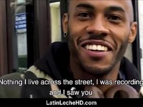 Мужик предложил заблудившемуся негру негру деньги взамен на анальный секс