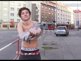 Геи сосут хуй пикаперу и трахаются за деньги