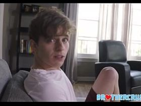 Юный футболист прыгает очком на хуе брата гея и теребит свой