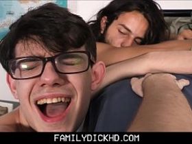 Рокеры дают продюсеру гею ебать себя в групповухе ради контракта