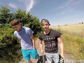 Геи выехали в лес, чтобы записать частное эротическое видео