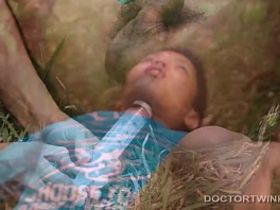 Азиату пришлось отсосать змеиный яд из хуя педика, чтобы спасти его жизнь