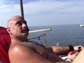 Геи уплыли на яхте далеко в океан, чтобы без палева замутить оргию