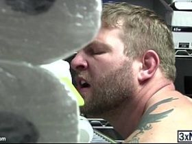 Накаченный уборщик соблазнил футболиста гея и был выебан в анал