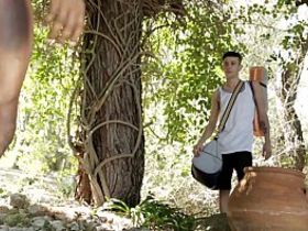 Гей в походе нарвался на голого негра и подставил анал под его хуй