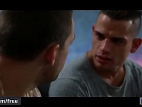 Геи устраивают жёсткое анальное порево через презерватив