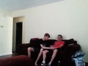 Находчивый рыжий педик на скрытую камеру сосет член другу