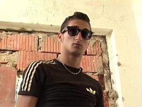 Хипстер под угрозой сосёт хуй гею на камеру и трахается в анал