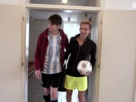 Геи футболисты после тренировки снимают усталось только взаимным минетом