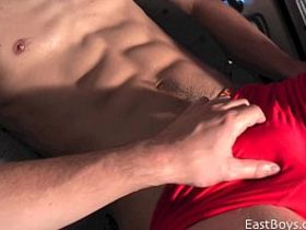 Парень позволил возлюбленному подрочить хуй прямо в поезде на камеру