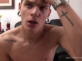 Стройный парень дрочит большой член перед камерой в своей комнате