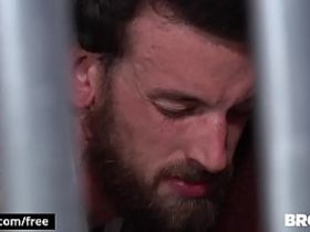 Авторитетный мужик в тюрьме отдал свою задницу новичку